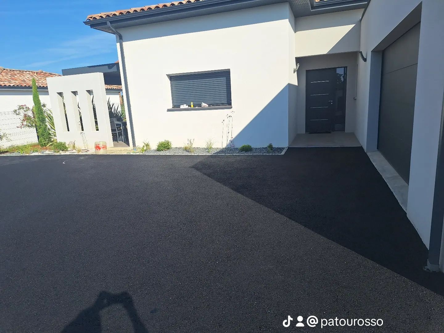 Cour en enrobé noir