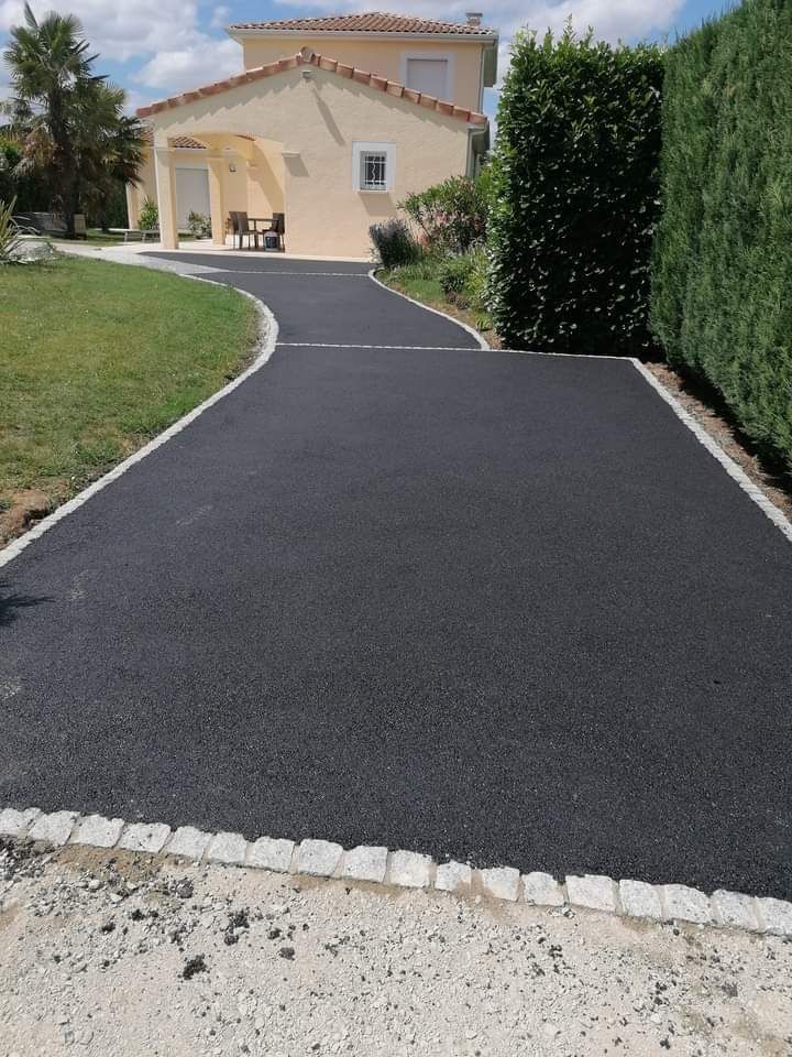 Allée de garage avec un enrobé