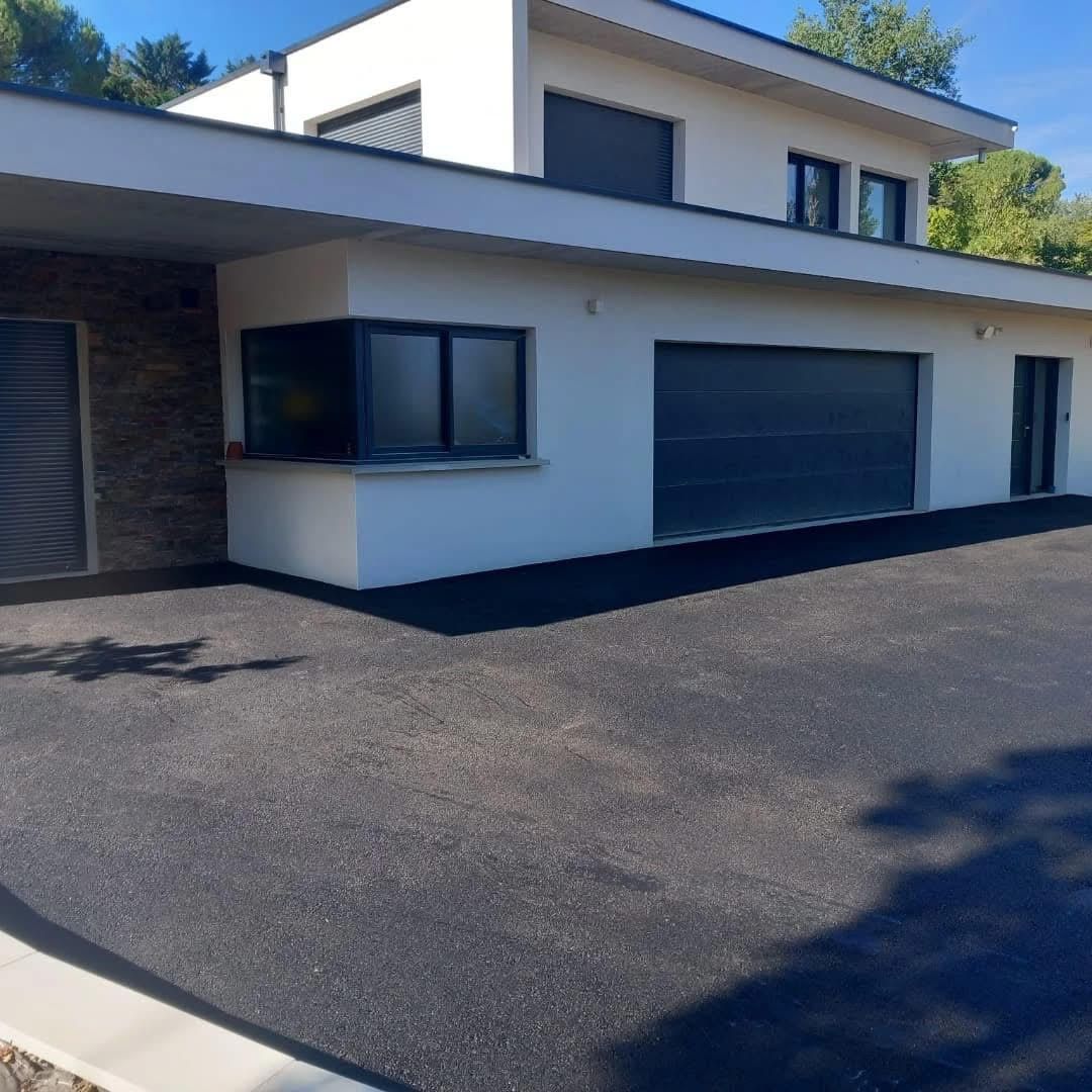 Enrobé rouge dans une cour