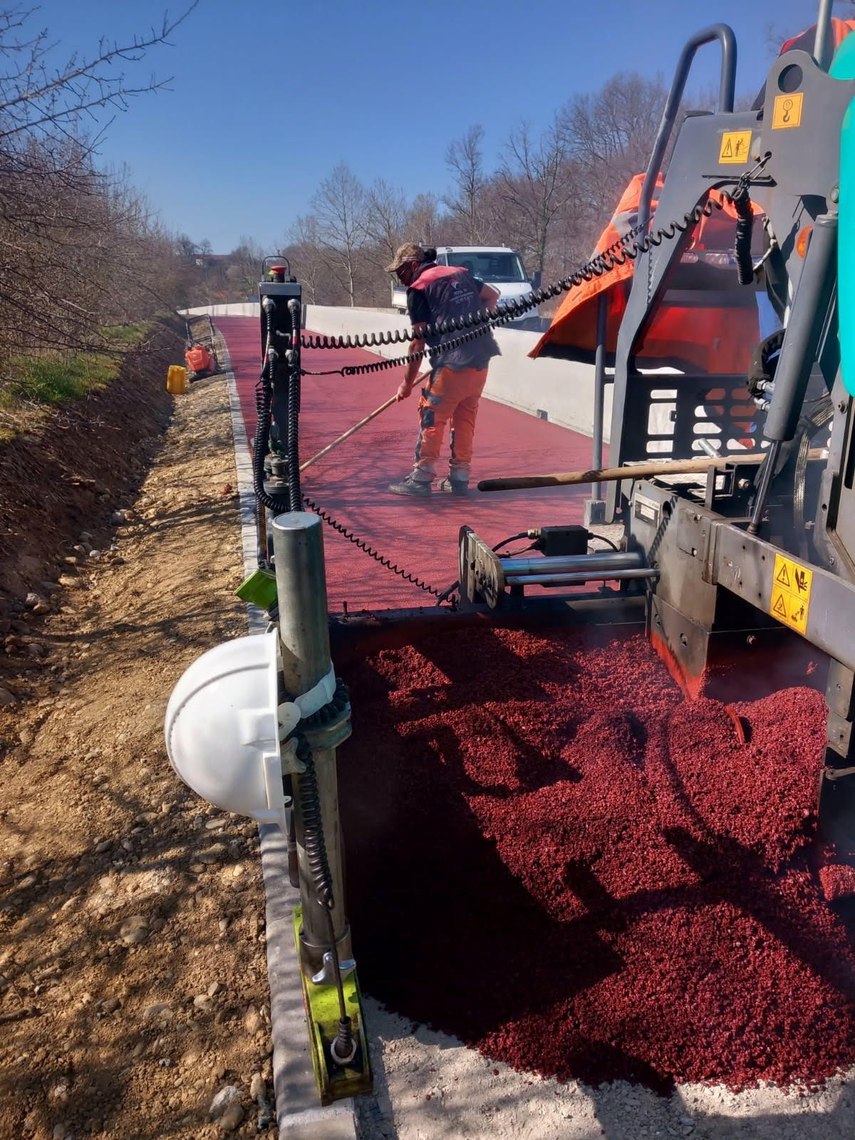 Ouvrier sur un chantier d'enrobés