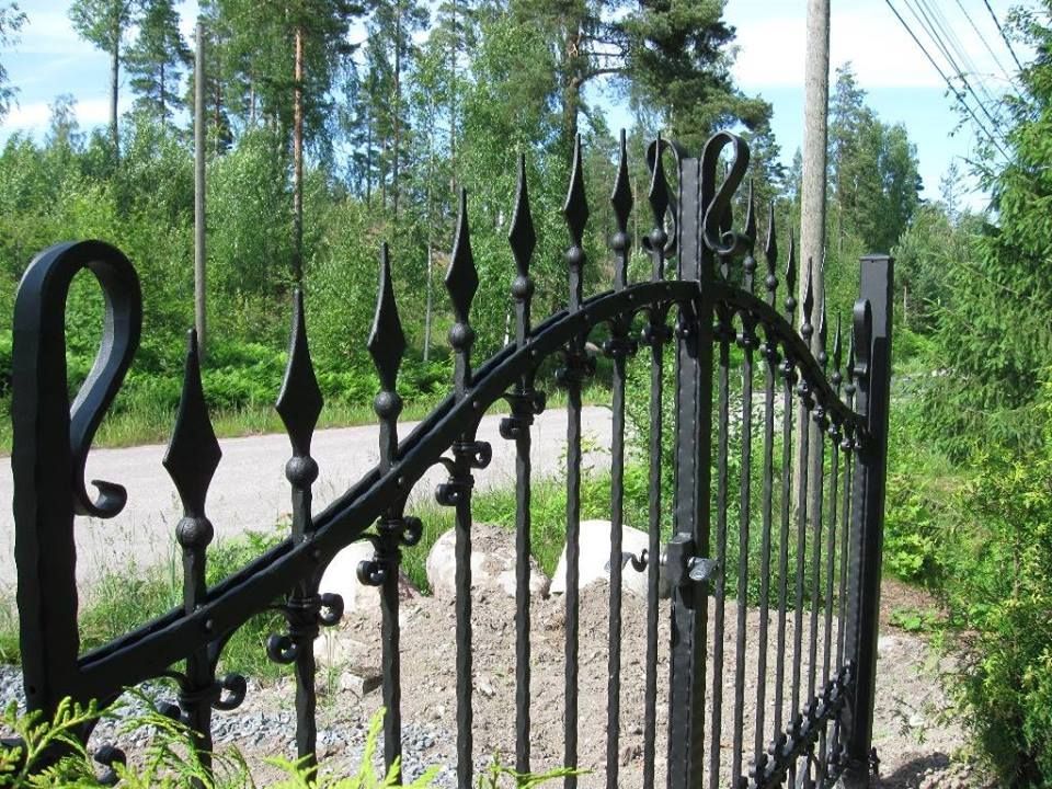 Musta takorautaportti on tyylikäs