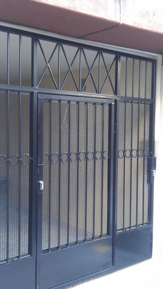 Musta takorautaportti, jossa on ruskea katto