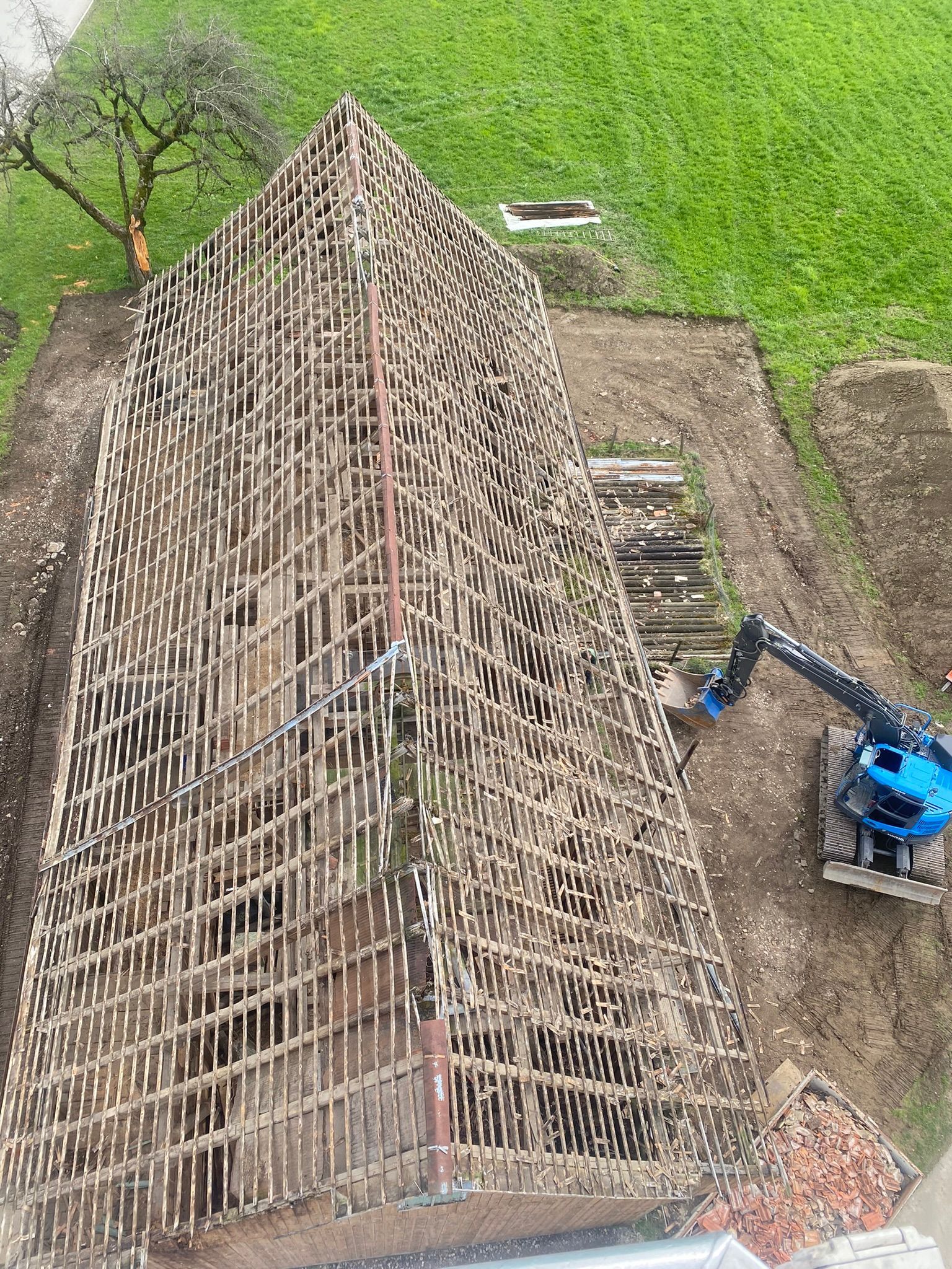 Eine Luftaufnahme eines im Bau befindlichen Gebäudes auf einem Feld.