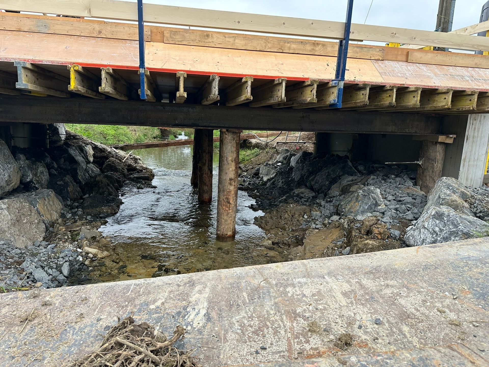 Es wird eine Brücke über ein Gewässer gebaut.