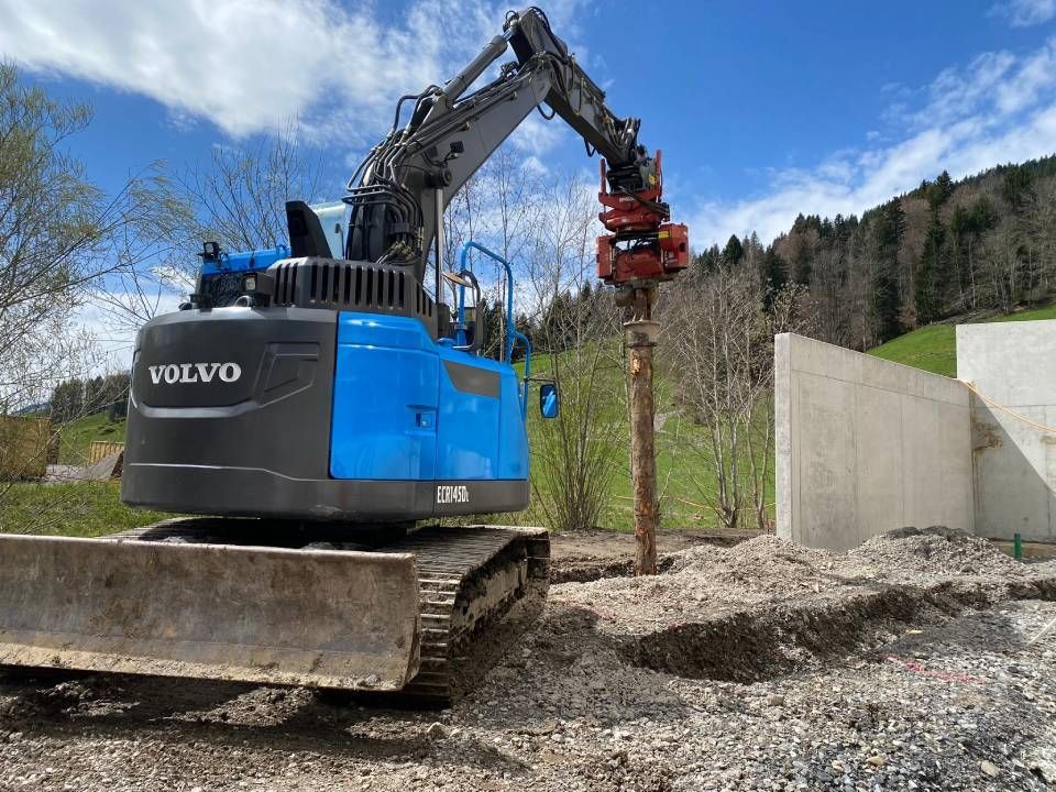 Ein Volvo-Bagger gräbt ein Loch in den Boden. Foto von der ST-Bau AG
