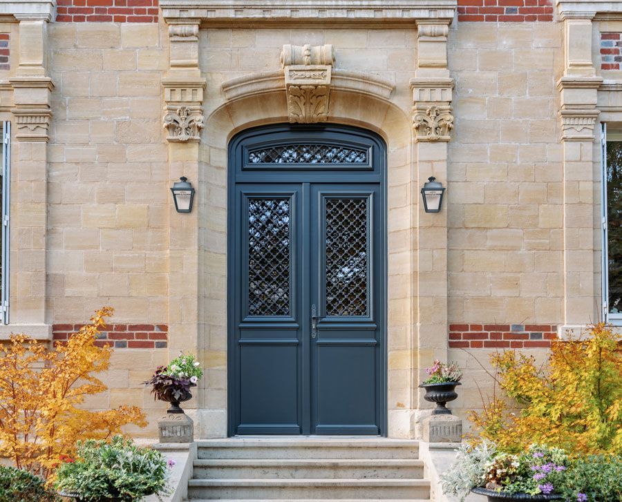 Porte d'entrée bleue avec des escaliers devant