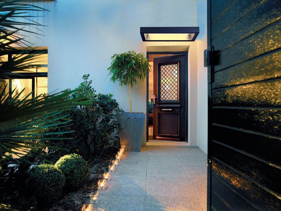 Porte d'entrée entrouverte