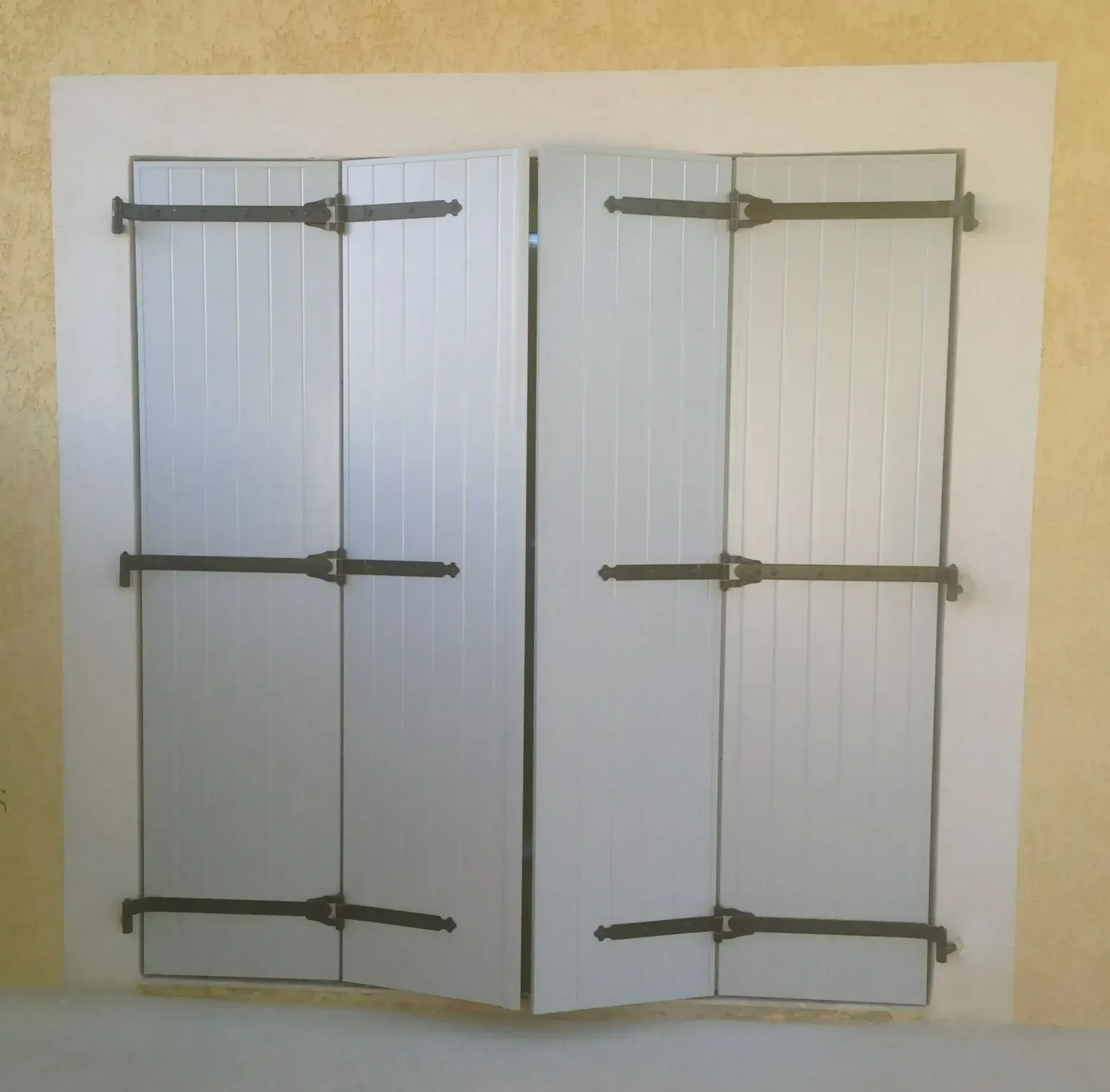 Volets traditionnels blancs