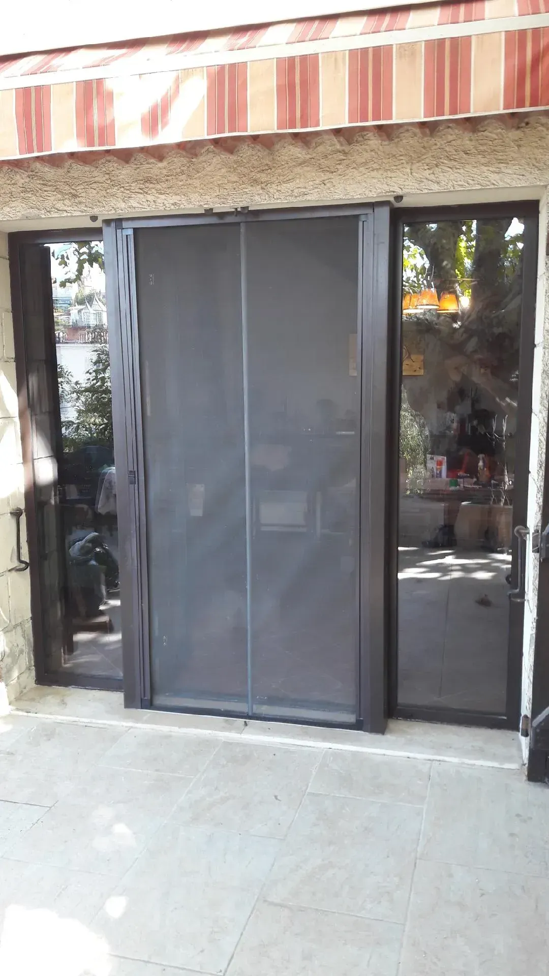 Moustiquaire positionnée sur une porte