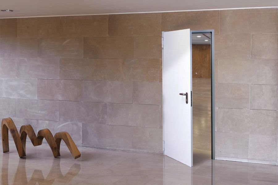 Porte de service entrouverte