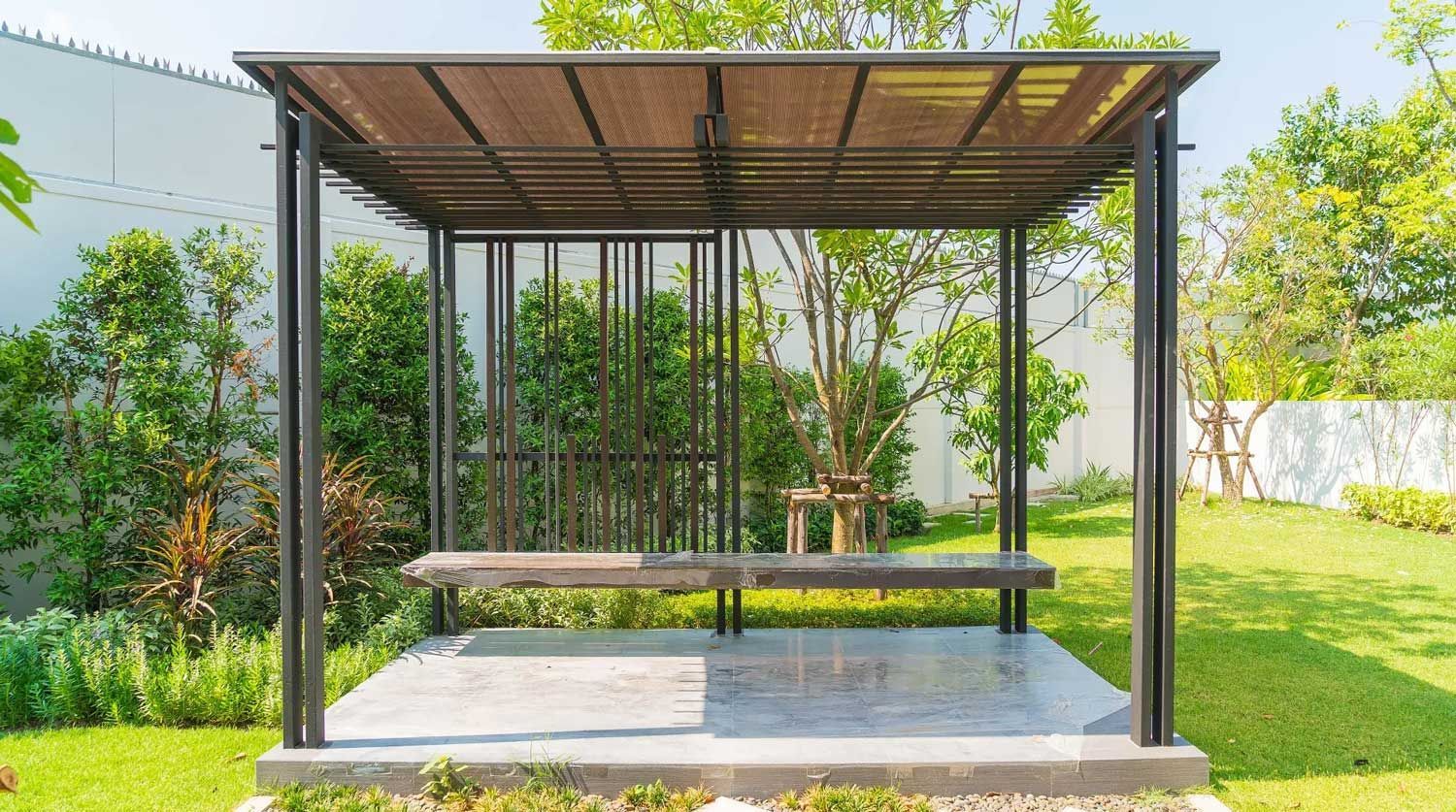 Pergolas en bois dans un jardin