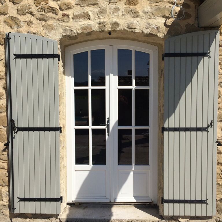 Volet gris pour une porte-fenêtre