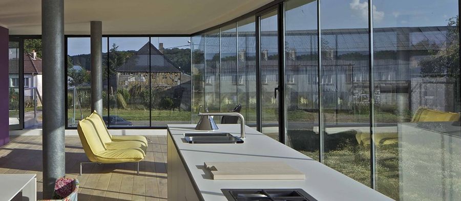 Maison avec des baies vitrées