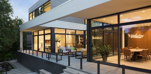 Maison luxueuse avec des baies vitrées