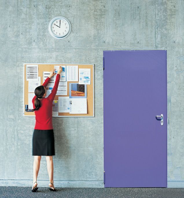 Porte violette avec une dame qui accroche des affiches