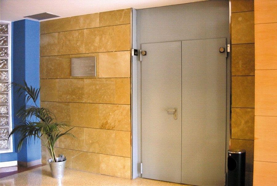 Porte de service fermée