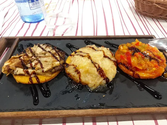 Hay tres tipos diferentes de comida en una bandeja sobre una mesa.