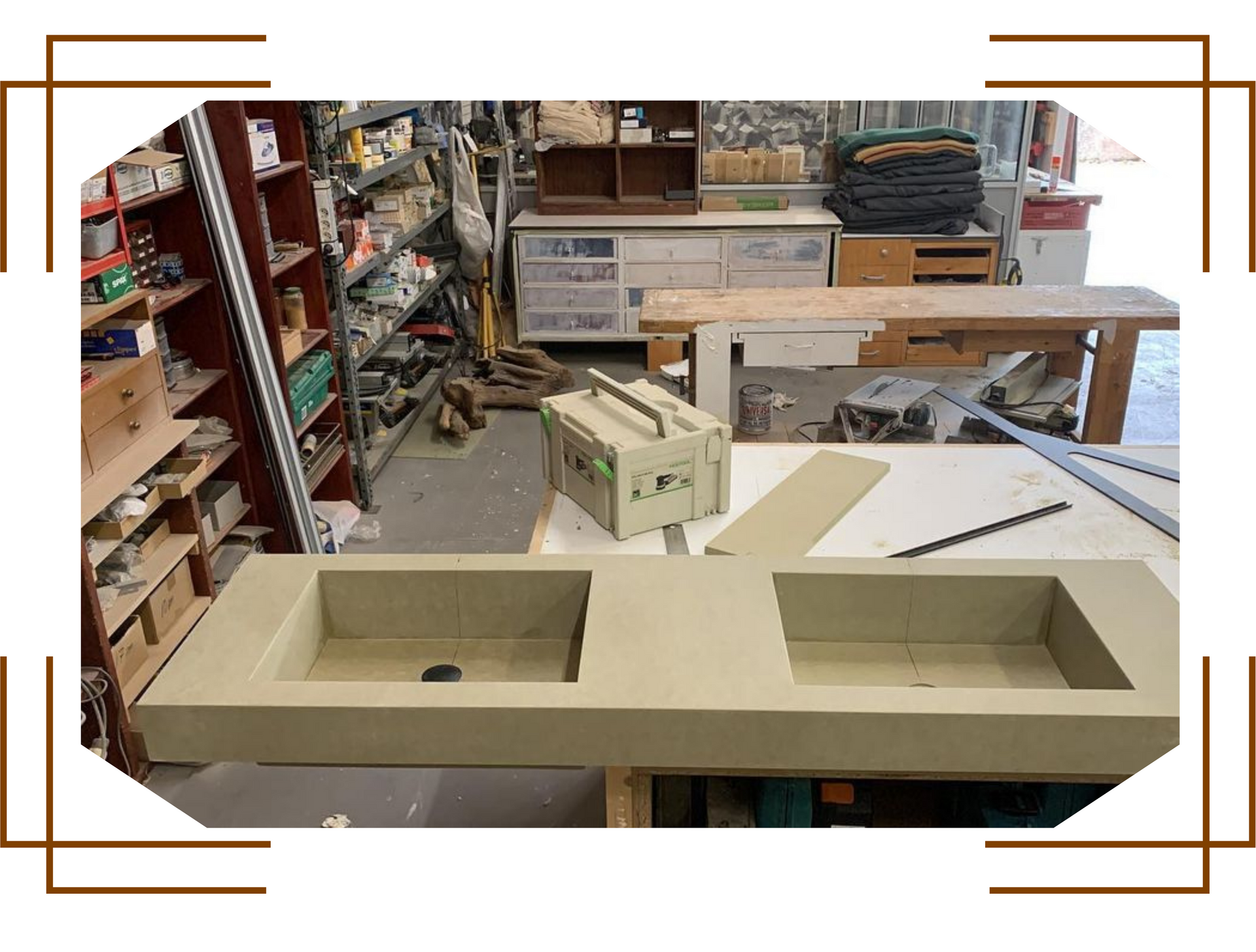 Un fregadero está colocado encima de una mesa de madera en un taller.