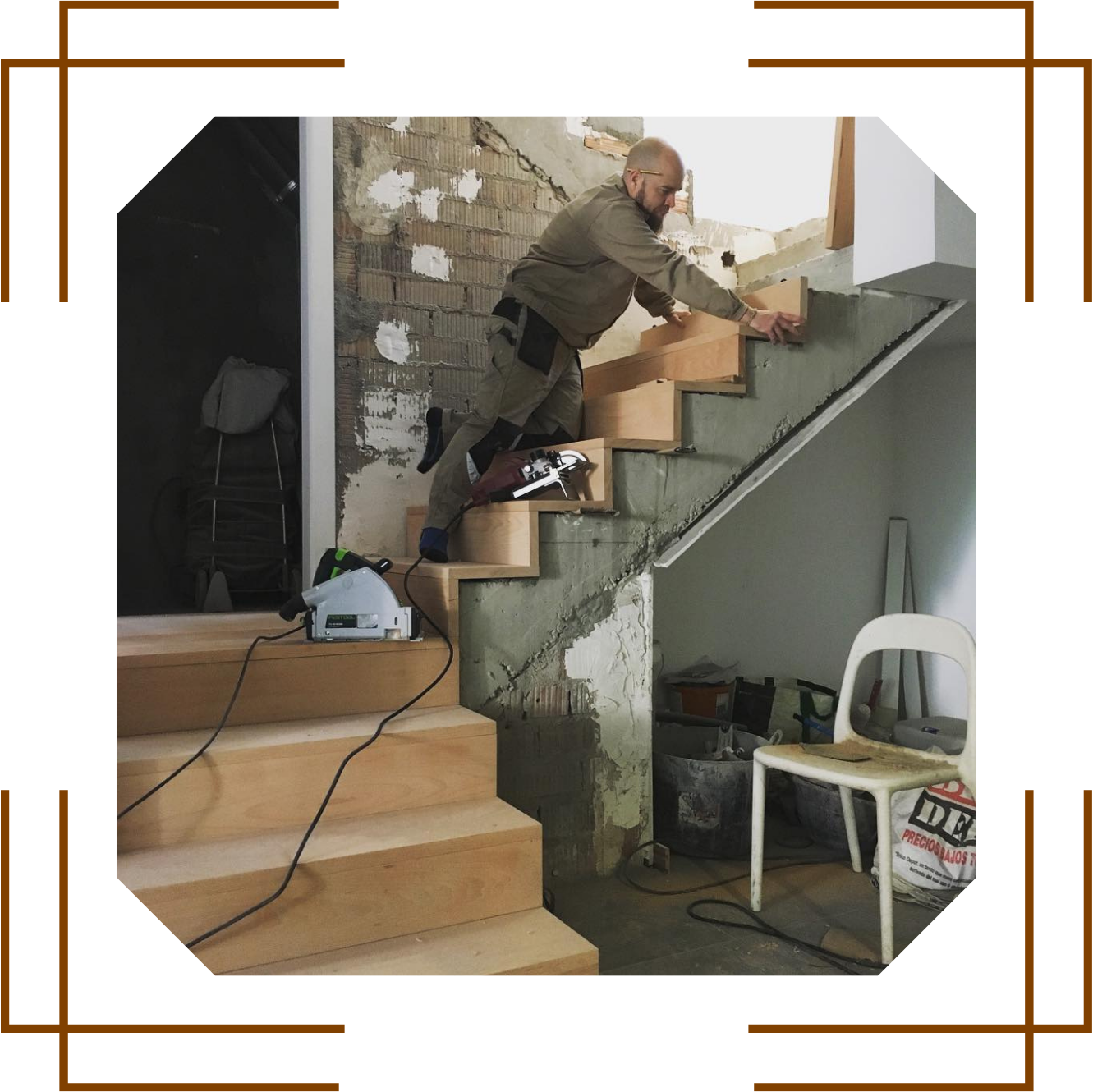 Un hombre está trabajando en un conjunto de escaleras de madera.