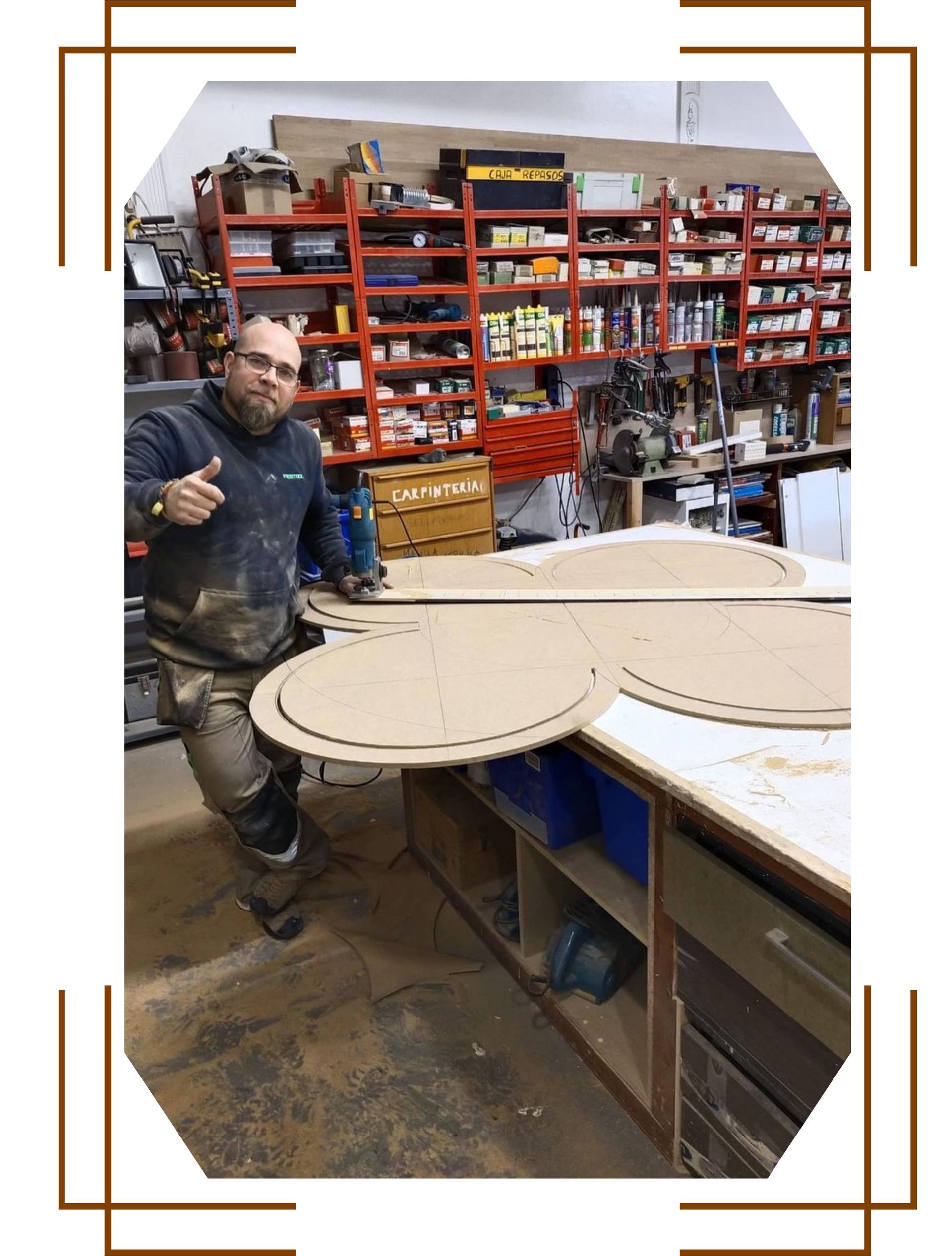 Un hombre está de pie junto a un gran trozo de madera en un taller.