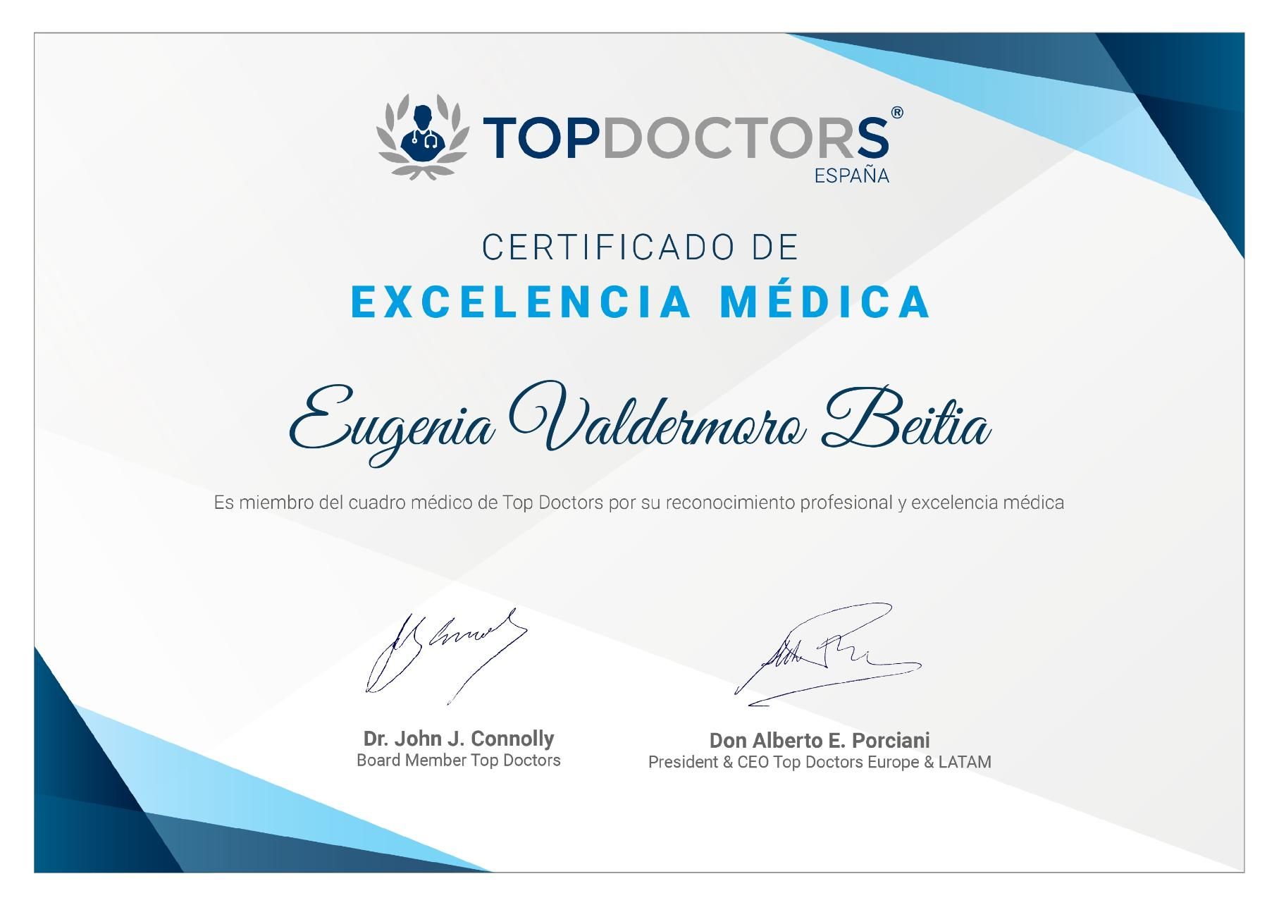 Eugenia Valdemoro Beitia recibe el Certificado de Excelencia Médica de Top Doctors, firmado por los directivos de la empresa.