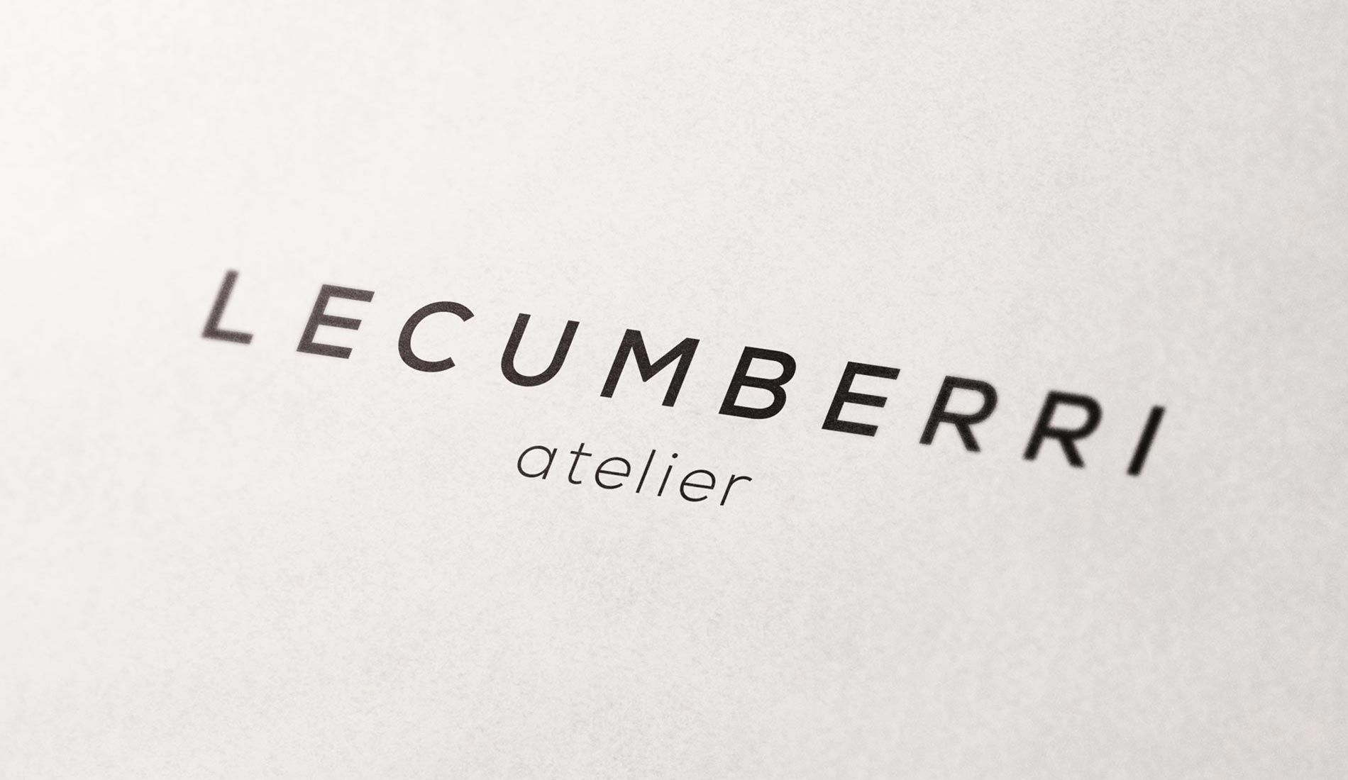 Un primer plano del logotipo de Lecumberri Atelier