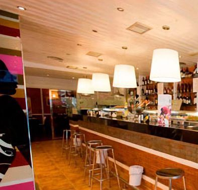 Un restaurante con una barra larga y taburetes
