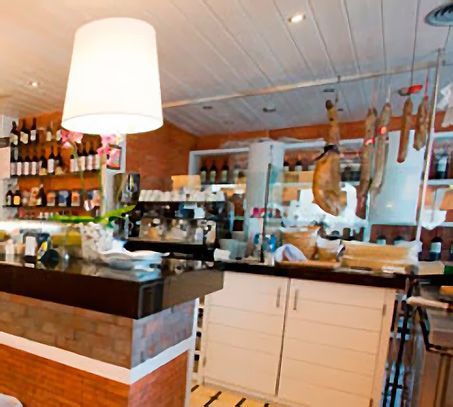 Una cocina con una gran lámpara colgando del techo.