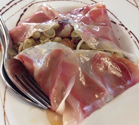 Un primer plano de un plato de comida con un tenedor.