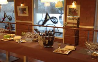 Una mesa larga con platos y vasos encima en un restaurante.