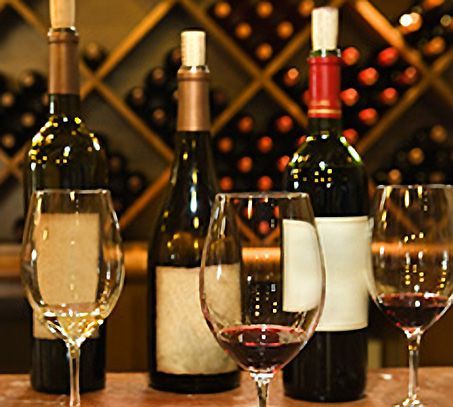 Botellas de vino y copas de vino sobre una mesa