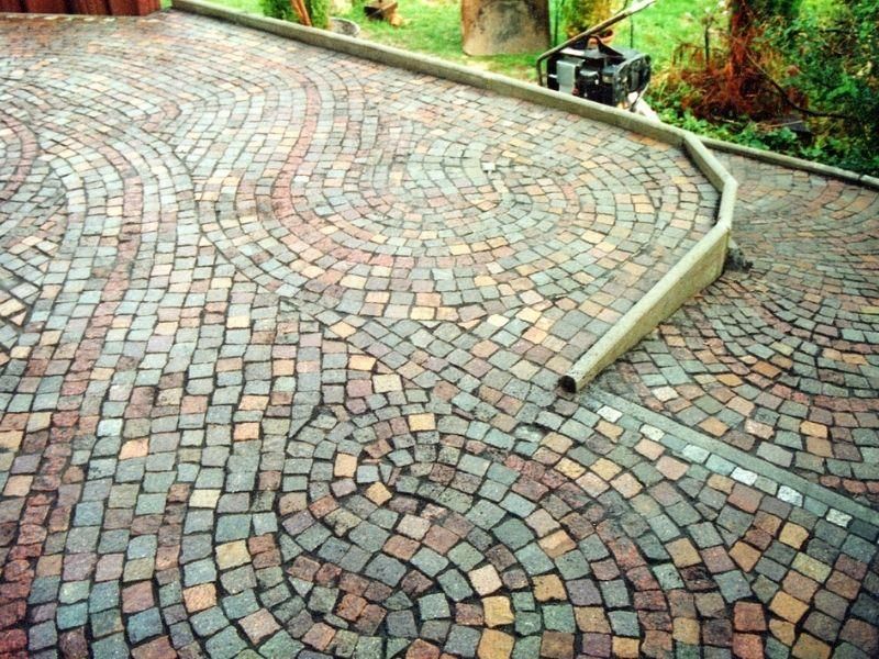 Eine gepflasterte Auffahrt mit einer Kurve in der Mitte