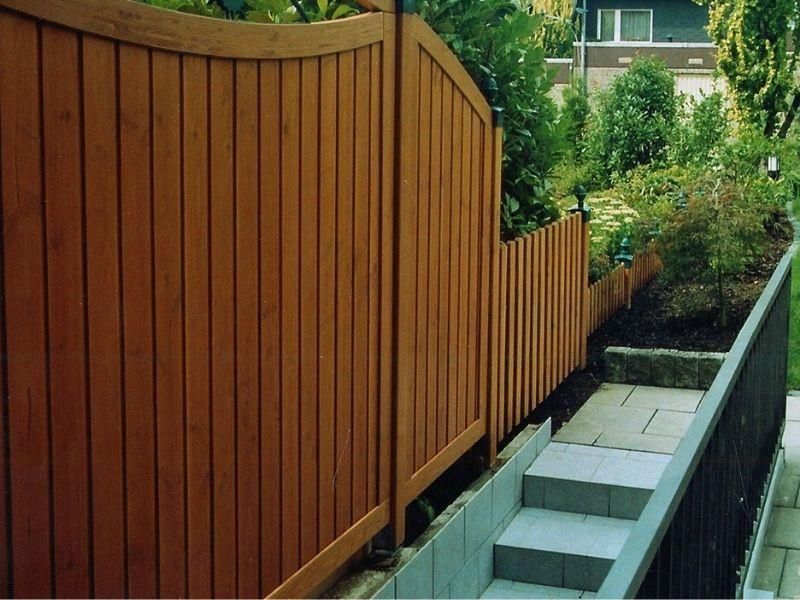 Ein Holzzaun mit Treppen, die hinaufführen