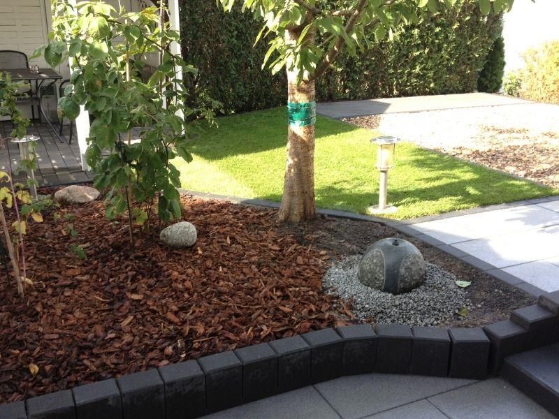 In der Mitte des Gartens befindet sich ein Brunnen.