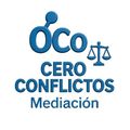 El logo de oco cero conflictos mediacion tiene una balanza de justicia.