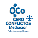 El logo de oco cero conflictos mediacion tiene una balanza de justicia.