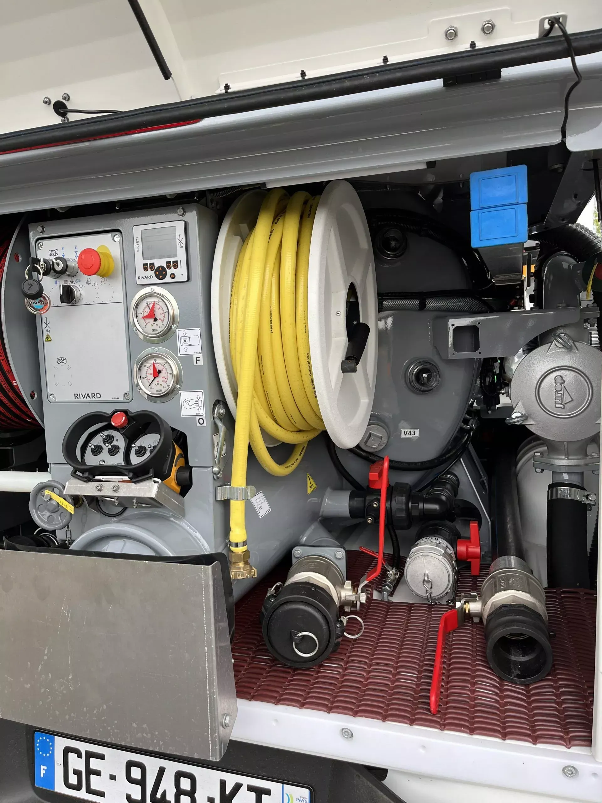 Équipement à l'arrière du véhicule pour le curage de canalisation