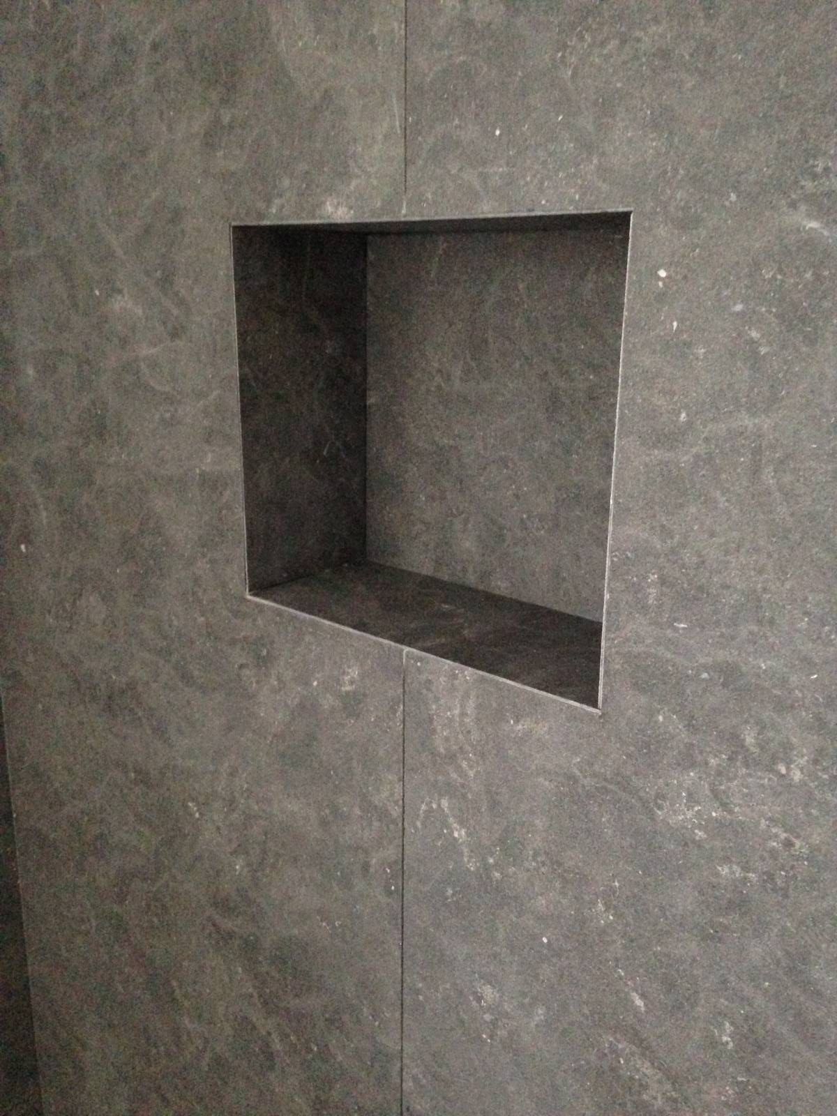 Niche murale rectangulaire encastrée dans une surface carrelée.