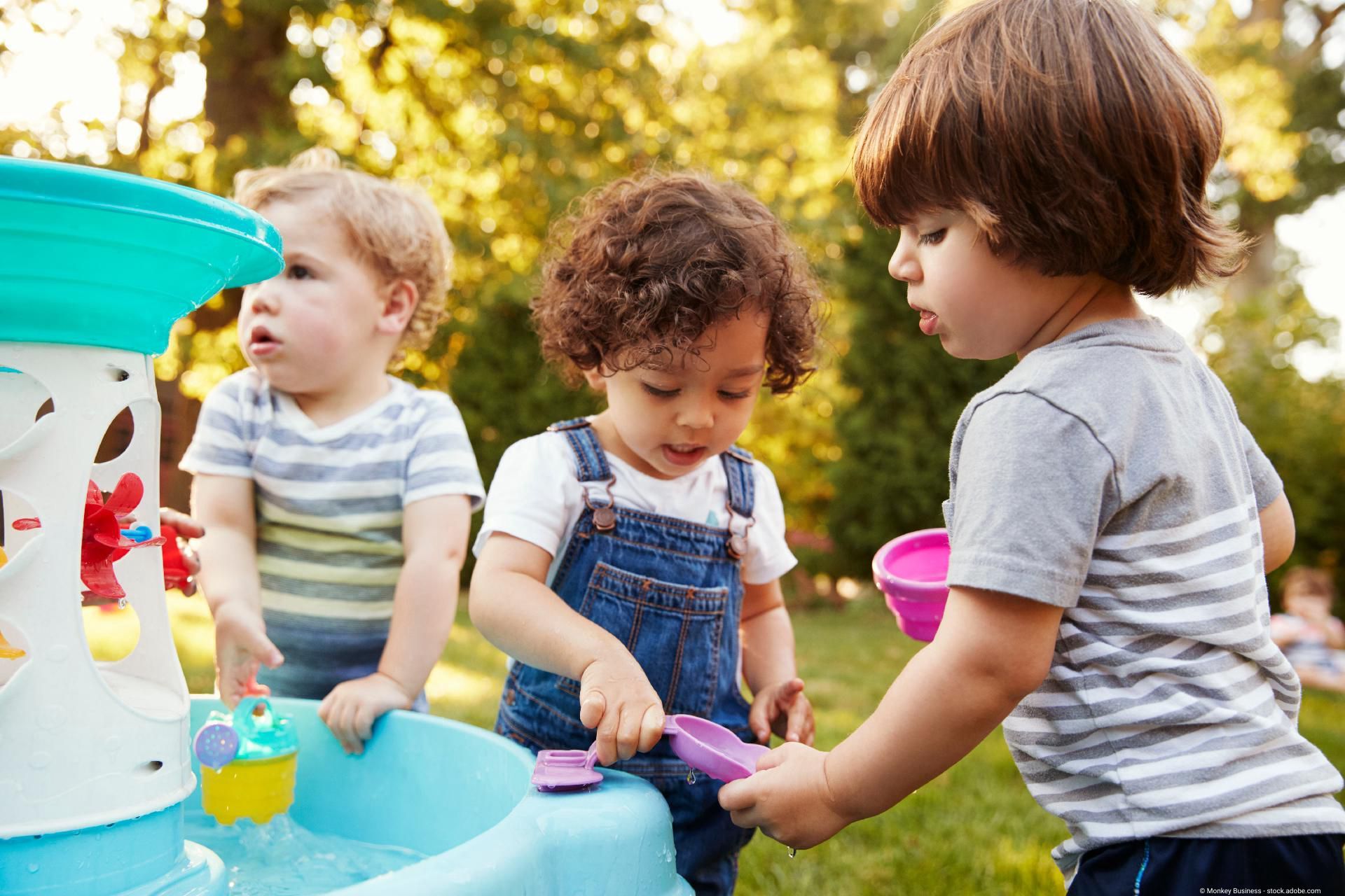 Kinder spielen zusammen auf einem Wasserspielplatz