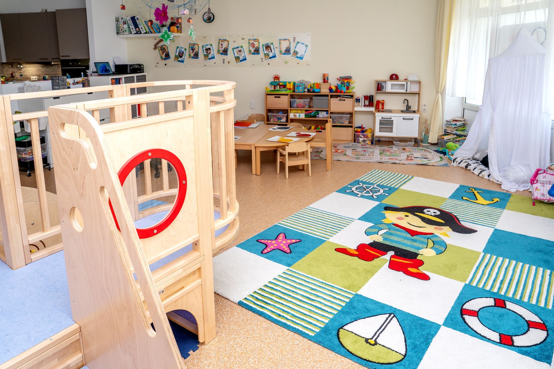 Wandbemalung Piratenschiff Ganztagesbetreuung Kleinkinder