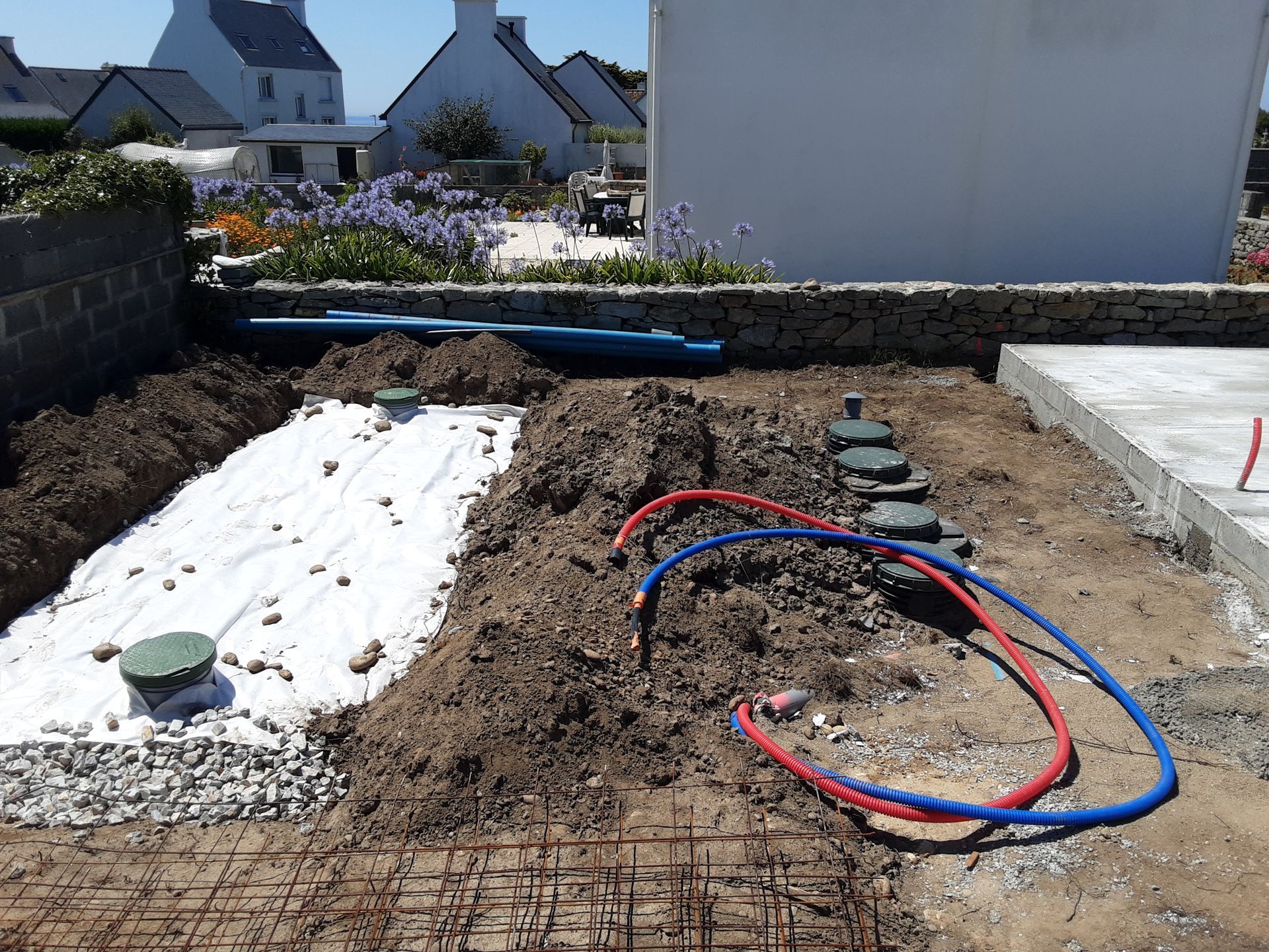 Un tuyau bleu et un tuyau rouge sur un terrain