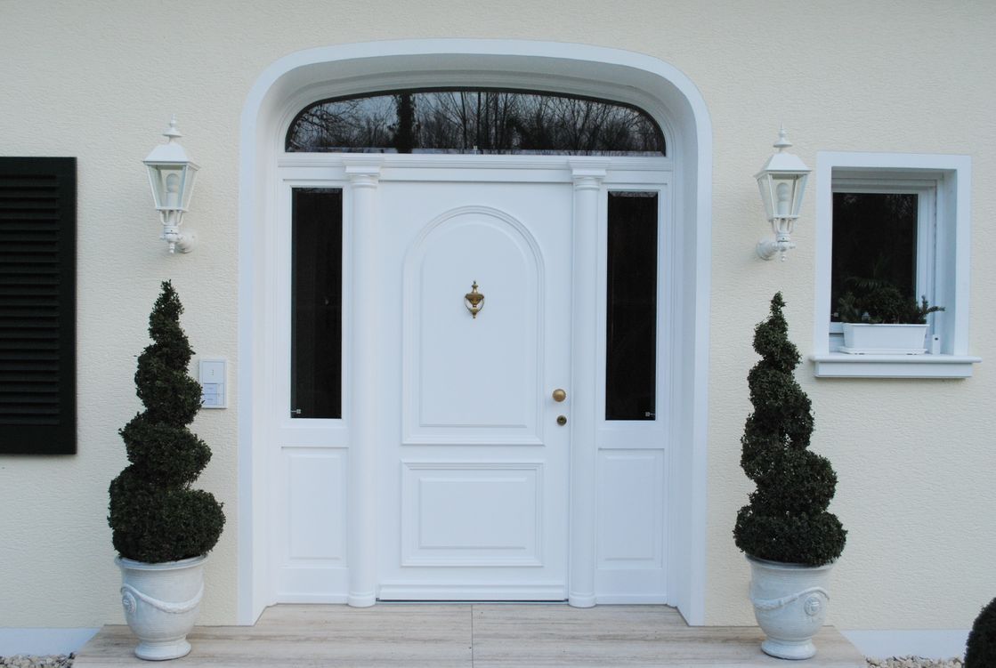 Haustür aus Holz mit Glasfenstern