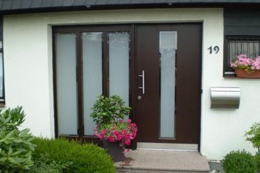 Hauseingang mit Holztür