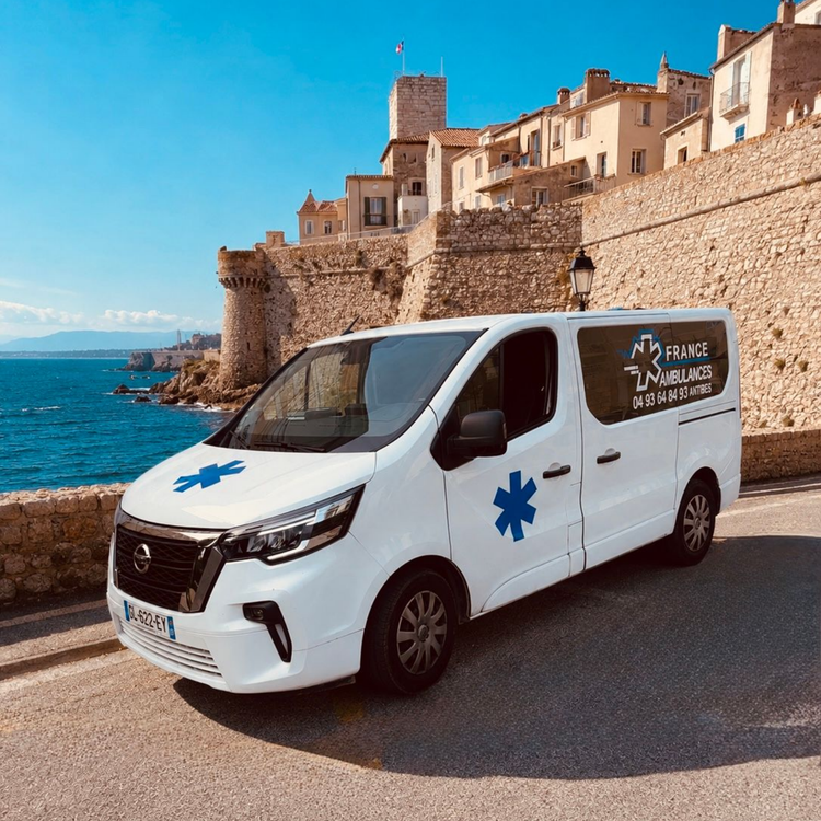 Ambulance fermée devant la mère et un fort