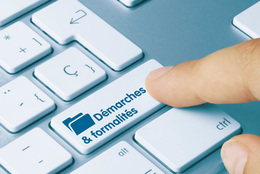 Appuyer sur la touche blanche du clavier portant l'inscription « Démarches et formalités » sur un clavier bleu