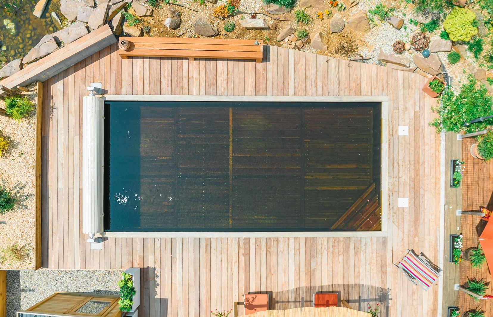 Piscine écologique avec bord en bois