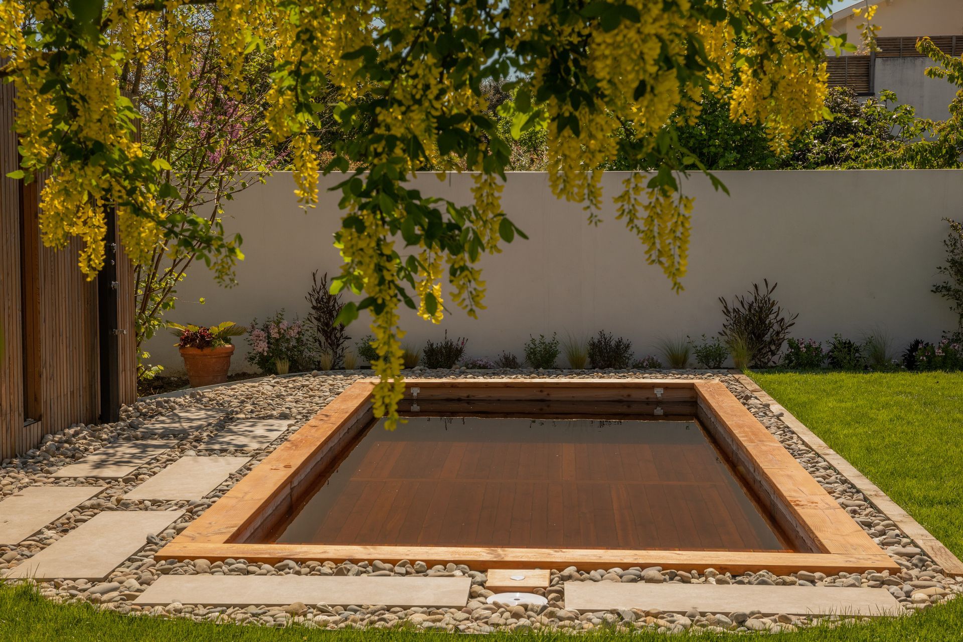 Piscine naturelle avec galets sur le bord