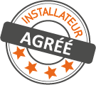 Badge avec un texte Installateur Agréé et des étoiles oranges