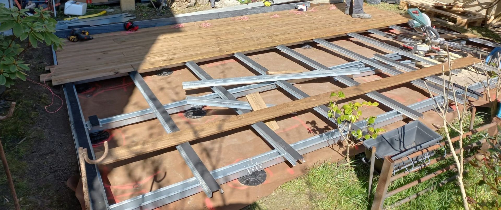 Supports métalliques avec des planches en bois et du matériau marron
