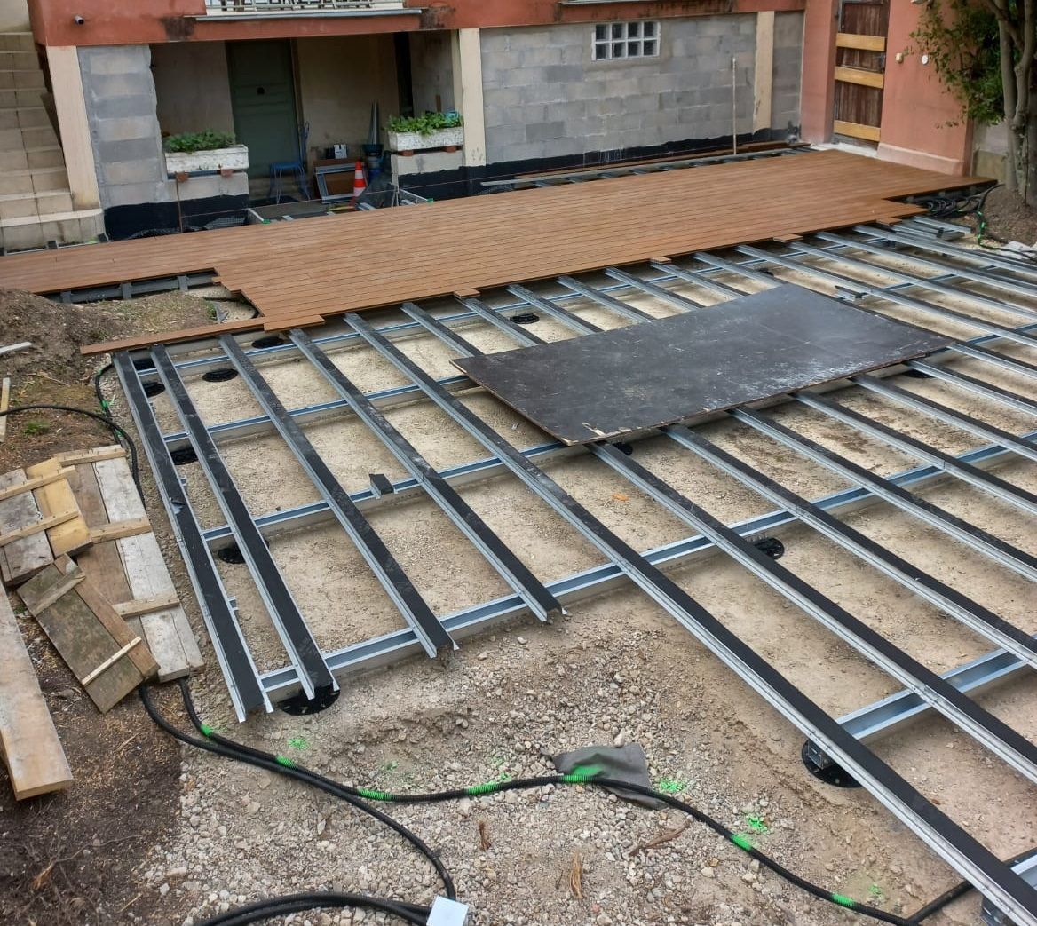 Structure métallique pour une terrasse en bois